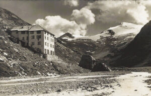 1969 in den aufgestauten Fluten des Stausees verschwunden: Das Hotel Mattmark.
